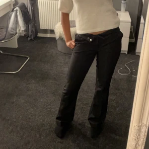 Kostymbyxor från bikbok i modellen Vilma - Vilma kostymbyxor i Svart från Bikbok. Storlek 36. Bra skick och använda några gånger. Orginalpris 499kr. Skriv för mått och fler bilder!