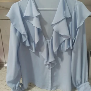 Söt havsblå bluse  - Sparsamt använd bluse som ger en svalkande känsla. 