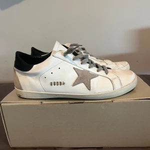 Golden goose - Tja, säljer nu dessa feta golden goose skorna, dom är i väldigt bra skick, det är bara att höra av sig vid minsta fundering. Pris går att diskutera