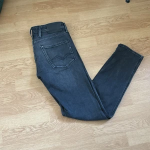 Replay anbass jeans  - Säljer ett par feta replay jeans model: Anbass. Skick 10/10 använd fåtal gånger. Storlek: W31 L32
