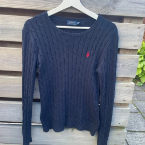 Kabelstickad Ralph lauren - Säljer denna snygga kabelstickade Ralph lauren tröjan. Skickey är 10/10 den är använd fåtal gånger Ny pris är 2000kr mitt pris 799kr priset är ej satt så det går att diskuteras.