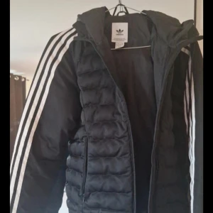 Adidas jacka - Använd 1 vinter, inköpt 2018.  Storlek S Inköpt för 1000kr 