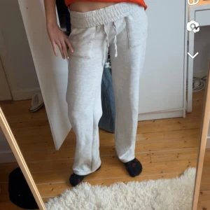 mjukisbyxor - säljer/intressekoll på  dessa lågmidjade mjukisbyxor ifrån lager 💕💕