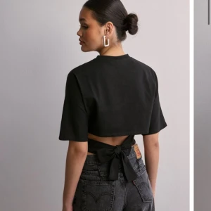 Nelly topp💞 - Säljer nu denna slutsålda Nelly topp! Knappt använd och inga defekter🥰 Säljer eftersom storleken ibte passar för mig. 