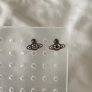 Vivienne Westwood orb liknande örhängen - Fått i present men aldrig använt 💋 obs den ena saknar en sten, därav priset 