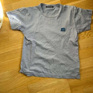 Acne t shirt - Jättesnygg t shirt ifrån acne, använd ett par fåtal gånger