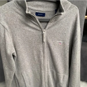 Zip hoodie - Gant zip hoodie storlek M ! Använd få gånger😄 Kom privat för fler bilder eller frågor!! Priset kan diskuteras i snabb affär 🦞