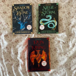 Shadow and Bone series - Leigh Bardugo 💗 - perfekt skick (endast liten rispa på tredje bokens framsidan) 💗paperback (säljer endast som triologi)