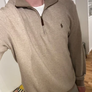 Ralph lauren pimabomull zip-up - Jag säljer en Quarter-zip från Ralph Lauren i sjukt mjukt och högkvalitativt pimabomull. Nypris ca 2200kr