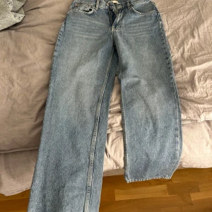 Blåa jeans - Blå jeans som är använd ett par gånger. Jeansen är i god skick och är i storlek 34.
