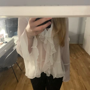 Vero-Moda volang blus 💕 - Helt ny med prislapp! Nypris: 439 💖jätte fin volang blus i storlek S men passar även M skulle jag säga 💕