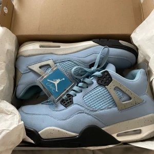 Jordan 4 university blue - Använda en del därav priset🩵 