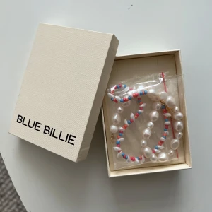 Blue Billie halsband  - Helt nytt och oanvänd superfint halsband (”Mixed Pearl Necklace”) från Blue Billie. Nypris är 1690 kr!!! Har det matchande armbandet på min profil med, fint tillsammans🫶🏼😍 Vita pärlor på ena sidan och fina rosa och blå pärlor på andra. 