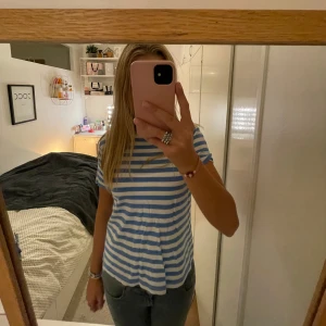 T-shirt randig  - Bra skick, använd 2 ggr,mjukt material 