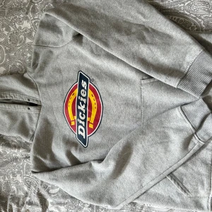 Hoodie - Grå Hoodie med tryck dickies 