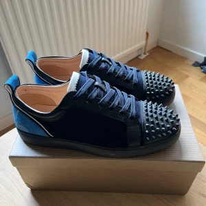 Louboutin skor - Ett par riktigt snygga och unika skor i ett bra skick. Skorna är i storlek 43 och en 1/1. Små deffekter på främre nitar men extra nitar ingår. Hör av dig vid intresse eller frågor!!!