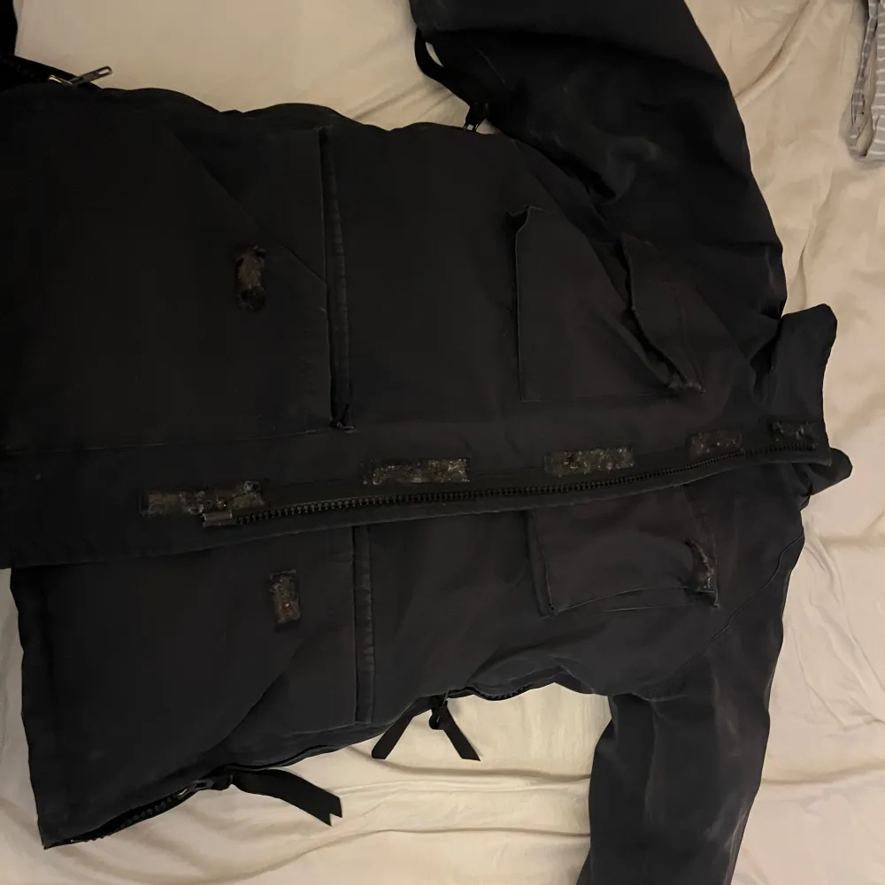 En Canada goose jacka S/P. Köpt för väldigt många år sen som en present till min pappa. Helt okej skick. Jackan fungerar och är skön men fickorna går inte riktigt att stänga. Skulle säga 6/10. Takit.