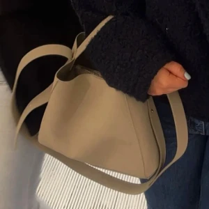 Ginatricot väska - Intressekoll på denna väskan från Ginatricot i den större modellen. Köpte här på plick (lånade bilder av tjejen jag köpte av) men har ej använt den❤️ Superfint skick Slutsåld