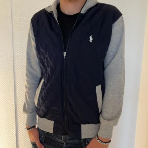 Ralph lauren cardigan  - Ralph lauren cardigan i fint skick (9/10) utifrån att dragkejdan gått sönder (se på bild 4) men funkar exakt som vanligt o lätt att lösa. Modellen är 179cm lång. Hör av dig vid funderingar och pris kan diskuteras vid snabb affär! Mvh Malte!