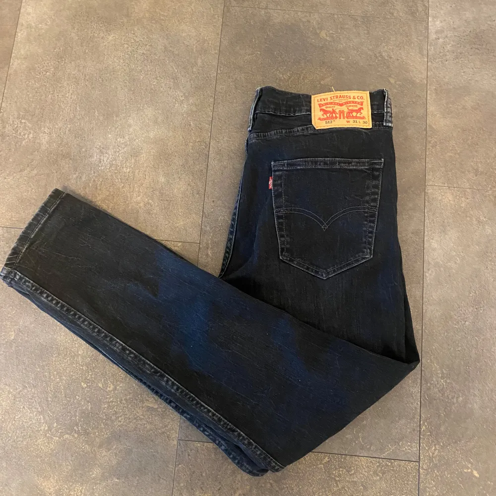 Schyssta levis jeans 512, storleken är w31 L30. OBS! Liten i storlek passar mig som egentligen har w 29 L 32 och dom passar mig perfekt. Mycket bra passform.. Jeans & Byxor.