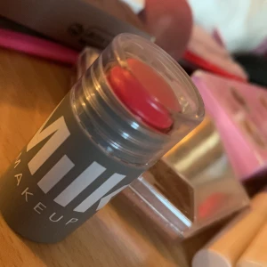 Milk blush - Milk lips & cheek blush i färgen FLIP Helt oanvänd.  95kr 