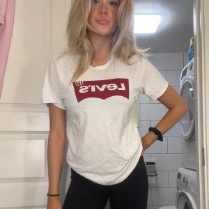 Levis T-shirt  - Vit Levis T-shirt  Äkta  Fint skick använd fåtal gånger  ❣️