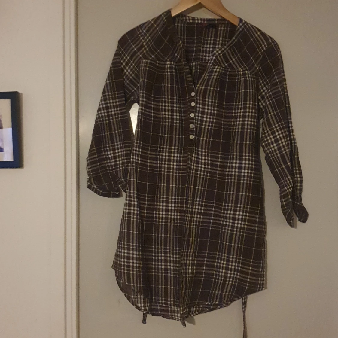 Brun rutig klänning med knappar