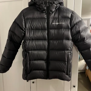 Sail Racing dunjacka stl 160 - Jackan håller dig varm i vinter då den är har dunfodring.  Den är i fint använt skick, när jag synade den nu inför försäljning såg jag ett litet litet hål på höger ärm som man lätt kan laga. Något nött i tyget fram på höger sida, inget som stör.