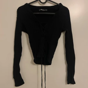 Svart långärmad tröja - En mjuk långarmad tröja. Väldigt fin men kommer tyvärr aldrig till användning längre. Bra skick. // Hör gärna av dig vid frågor! 