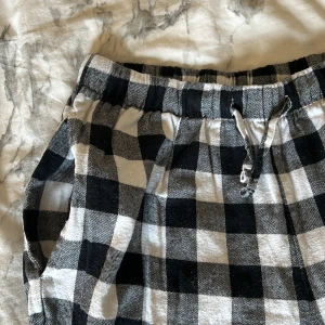 Mjukisbyxor - Rutiga pyjamasbyxor i strl XS men passar även S. Knappt använda, i väldigt bra skick. Tryck gärna på ”köp nu”.
