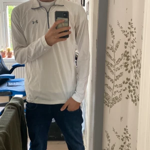 Under armour halv zip - Säljer en riktigt snygg träningströja i väldigt bra skick med inga fläckar eller täcken på användning alls Skick 9,5/10 Jag är 185cm och väger ca 68  Skriv vid minsta fråga eller fundering🔥