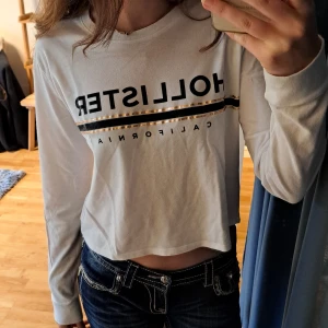 Hollister tröja - Fin vit långarmad Hollister tröja med tryck fram och bak. Använd några gånger förr men säljer efterosm den nu inte kommer till användning längre. Hyfsat bra skick, trycket har spruckigt lite på några ställen men inte så synligt Priset kan diskuteras!