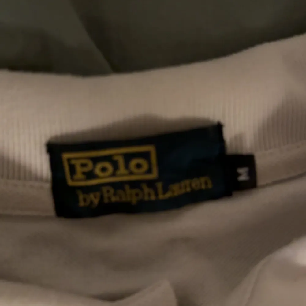 Tjena! Säljer nu min Ralph lauren pike som är riktigt fet. Skick 9/10🟩 Nypris är cirka 1100 mitt pris 399.. Skjortor.