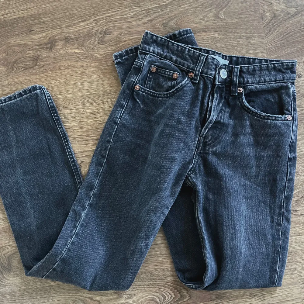 Mörgrå jeans från Zara i strl 34. Jeans & Byxor.