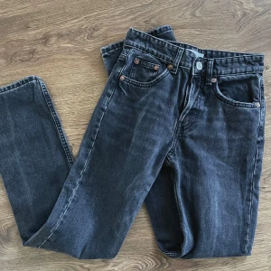 Mörkgrå jeans Zara - Mörgrå jeans från Zara i strl 34