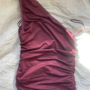 One shoulder topp från bikbok  - Strlk xs men passar mig som har s! Inga defekter alls och nyskick🩷