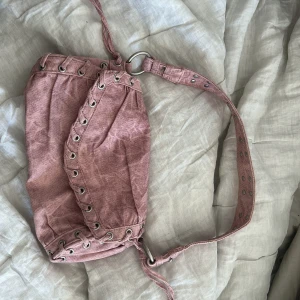 Handväska  - Säljer denna snygga rosa handväska från zara som är ny och använd en gång ❤️ Ny utan prislapp ungefär