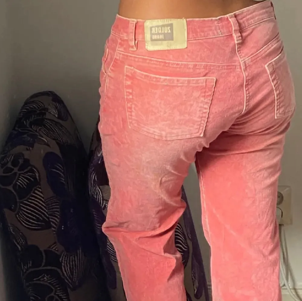 Säljer dessa otroliga jeans som är lågmidjade. Jag är 160 cm och brukar ha storlek 36 i zara jeans. Jag kan ja storlek 38 i vissa. De passar max 164cm lång.  Då jag inte har måttband- fråga ej om mått tack! 🫶🏼. Jeans & Byxor.