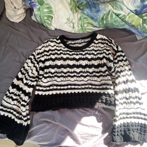 Virkad tröja  - Säljer en fin tröja från Zara som har används 1 till 2 gånger, säljer för kommer inte till användning längre