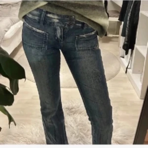 Low waist diesel jeans - Lågmidjade diesel jeans. Tycker dessa är jättefina men tyvärr är de försmå för mig och därmed behöver jag sälja dom tyvärr. De är i jättefint utan defekter. Skulle säga att de passar S-Xs i stl, midjan är ca 38. Skriv för fler frågor! 💗