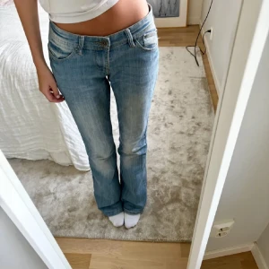 Jeans - Fick hem dessa sjukt snygga jeans idag men dom var tyvärr för korta. (Jag är 174). Bilderna är från tidigare ägaren och hon är 167. Skulle säga att storleken är 34/36. ❤️❤️ 