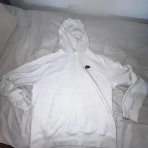 Säljer en klassisk vit hoodie från Nike i storlek M. Den är perfekt för både chill och träning. Den är i bra skick och säljer för använder den inte längre.