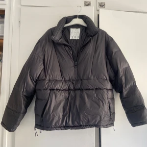  vinter jacka - Säljer en jättefin vinterjacka som har använts 2 gånger som inte kommer till användning längre, pris går att diskutera