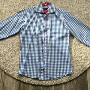 Skjorta, Long Island  - Rutig skjorta från long Island i storlek slim fit, skjortan är i väldigt bra skick! 