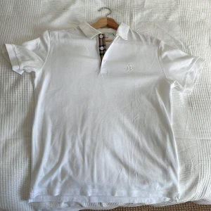 Burberry piké  - Storlek M, skick 9/10. Vid andra frågor är det bara att skriva🤝det är den nya modellen utav piken😀äkthet garanteras som vanligt 