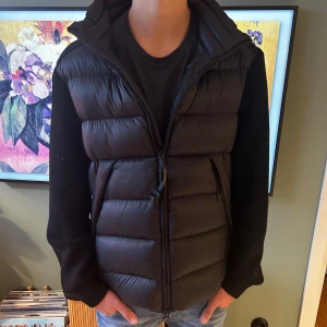 CP Company jacka/cardigan - Säljer en CP Company Cardigan i mer eller mindre nyskick. Perfekt till höst och vintern då den är varm både på magen och armarna. Pris kan diskuteras och om du har andra funderingar! Nypris 5-6 tusen kr. 
