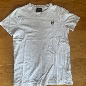 Lyle and Scott tshirt  - Använd men inga fläckar/skador. Junior storlek