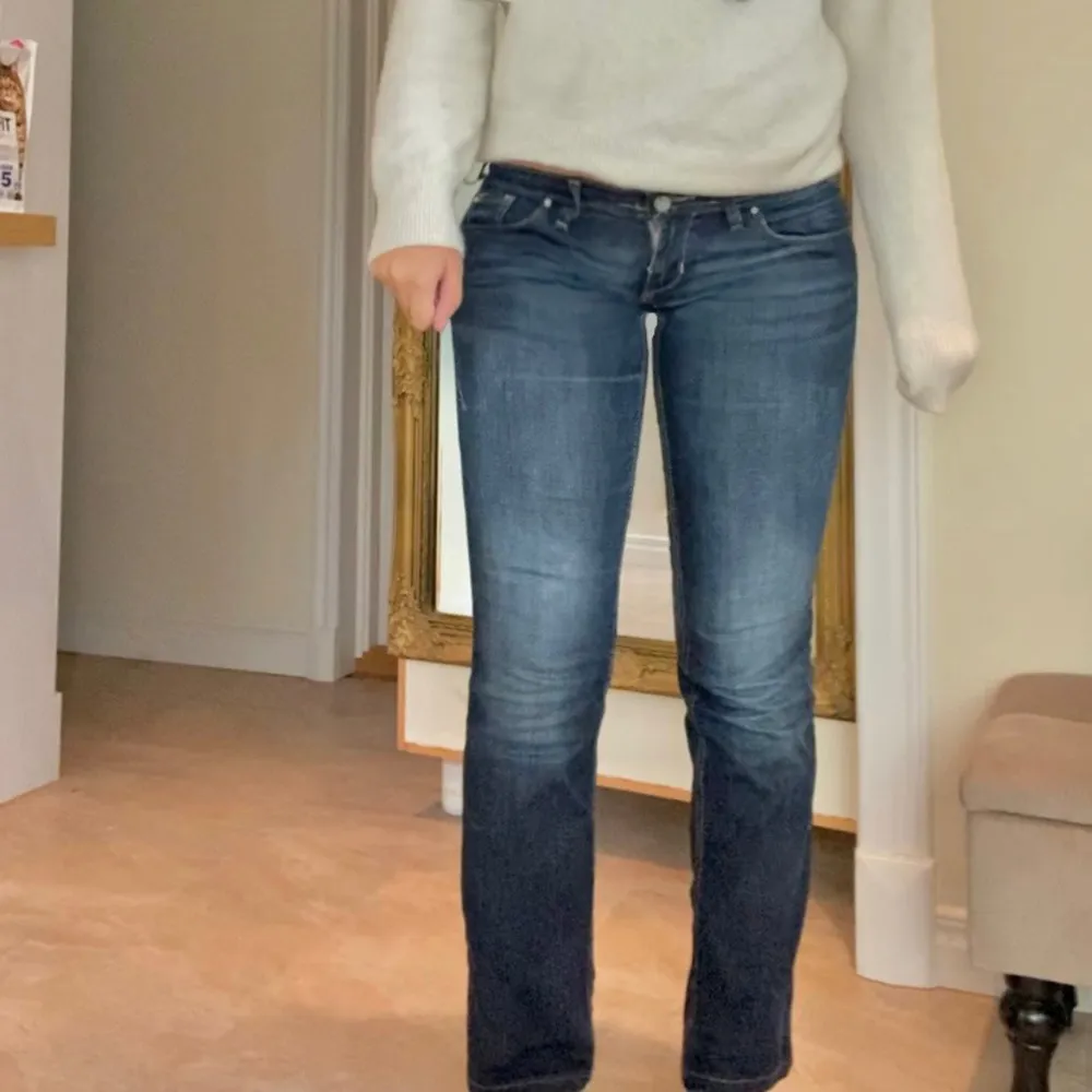 Jättesnygga lågmidjade jeans som är raka i passformen. Jeansen är lite för korta för mig som är 168cm. Lappen på insidan är lös, men det syns inte på och kan klippas bort. Står stl 34 men passar 36/38. Skriv privat för mer info!💗 Innerbenslängd: 80cm. Jeans & Byxor.