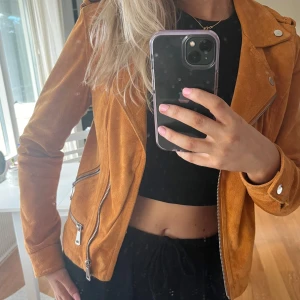 Orange mocka jacka  - Orange mocka jacka (samma ”format” som skinnjacka fast i mocka)