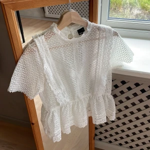 VIT BLUS - Vit kortärmad spetsblus från GunaTricot, helt oanvända med lappen kvar. 